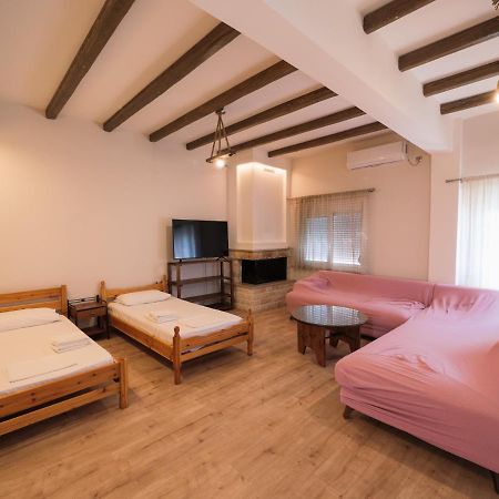 Kellys Cozy One Bedroom House Next To The Beach Ikonomianika Екстериор снимка